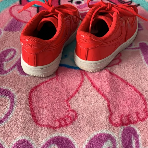 Toddler Nike sneakers change color in sunlight - Picture 2 of 4